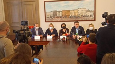 Садового закликають провести сесію через конференц-зв'язок (ФОТО, ВІДЕО)