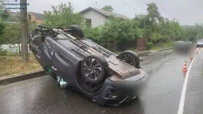 У Львові перекинувся автомобіль (ФОТО, ВІДЕО)