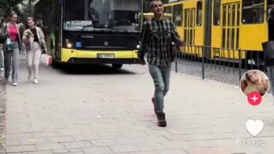У Львові автобус проїхав тротуаром (ВІДЕО)