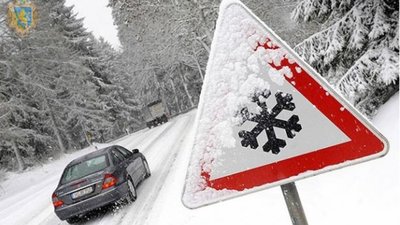 На Львівщині через ожеледицю водіїв просять утриматися від поїздок