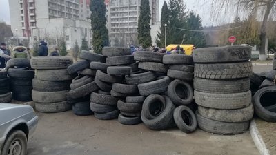 У Винниках протестувальники збільшили барикади з шин (ФОТОРЕПОРТАЖ)