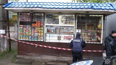 У Бродах чоловік у приміщенні нічного кіоску пограбував і порізав ножем продавчиню