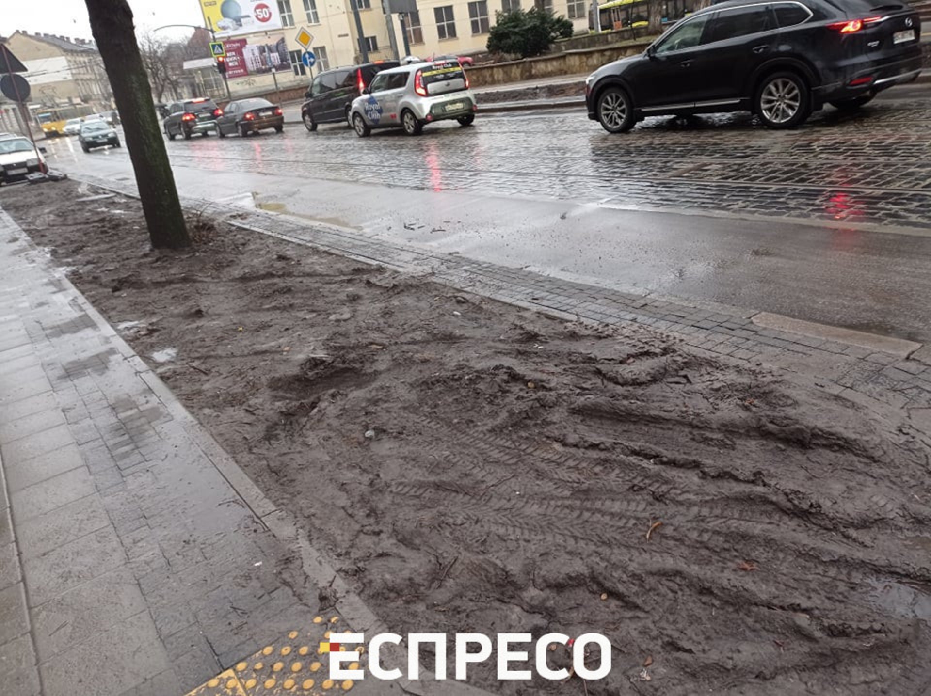 У Львові на вулиці Степана Бандери не зробили стоки води
