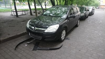 У Львові вандали потрощили коштовну іномарку (ФОТО)