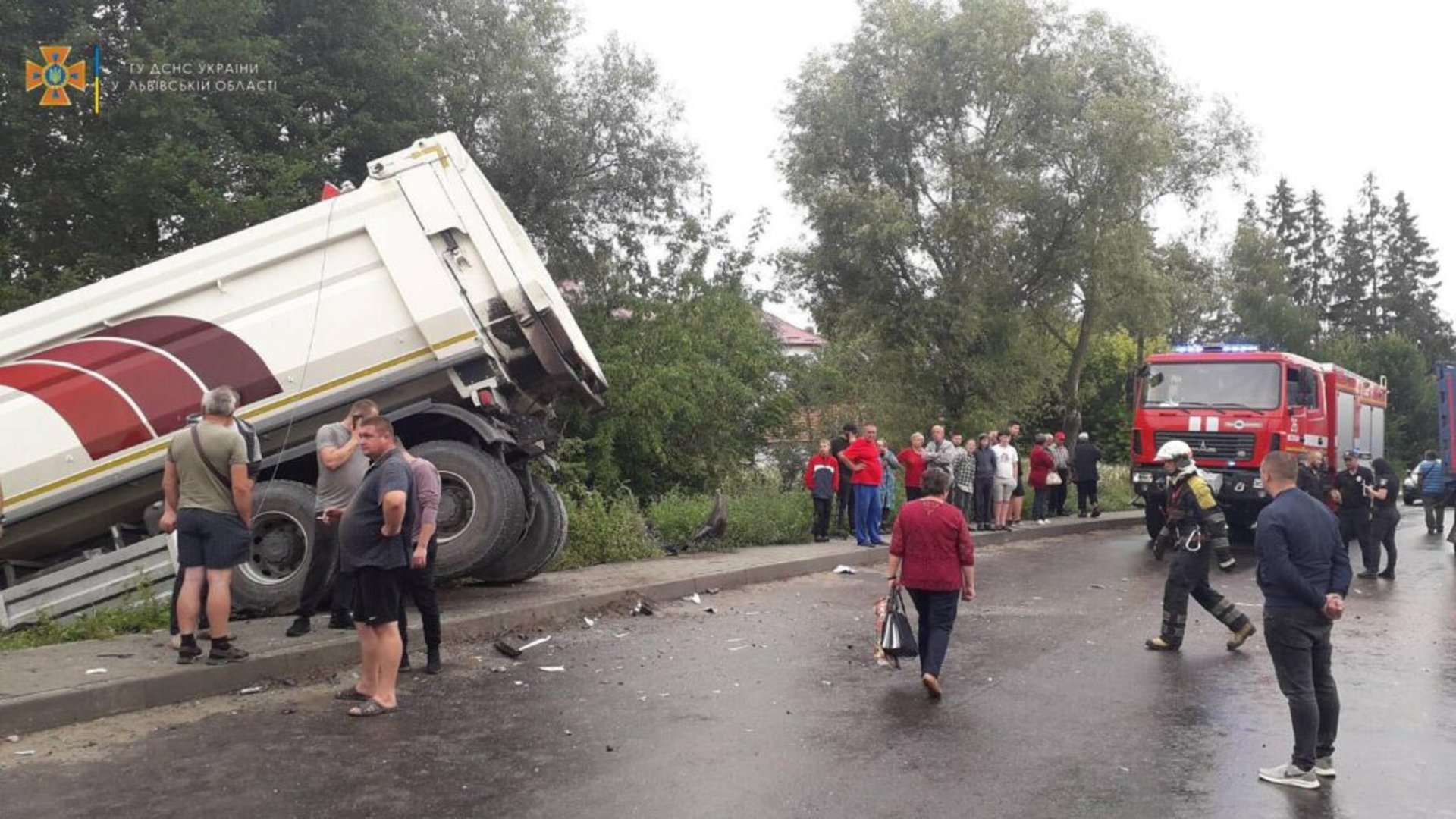 На Львівщині вантажівка злетіла з траси