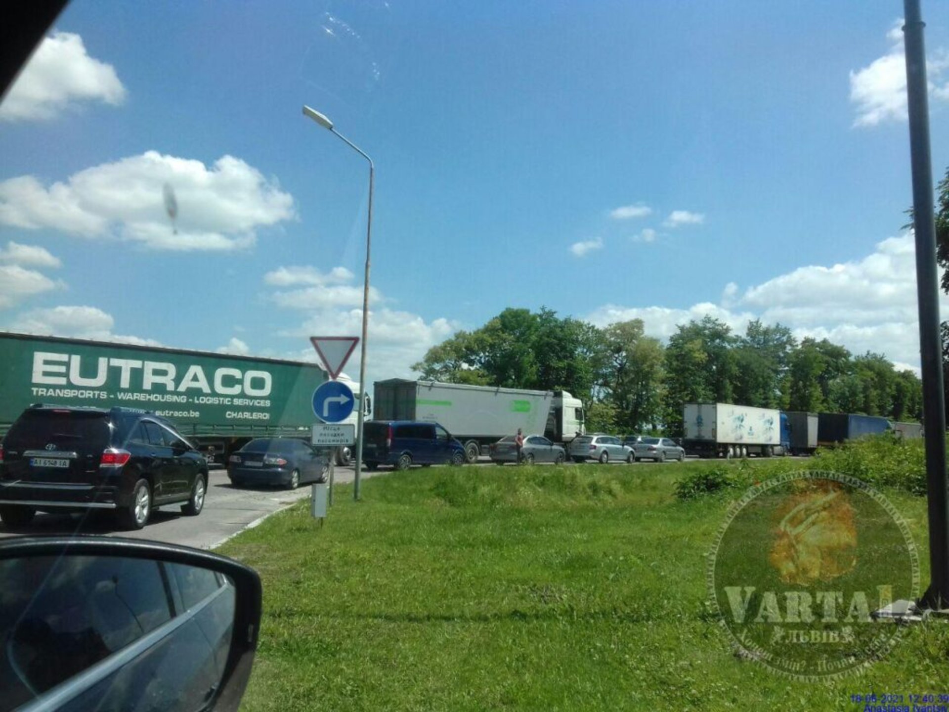 На трасі "Київ - Чоп" перекинулась вантажівка, фото Варта-1