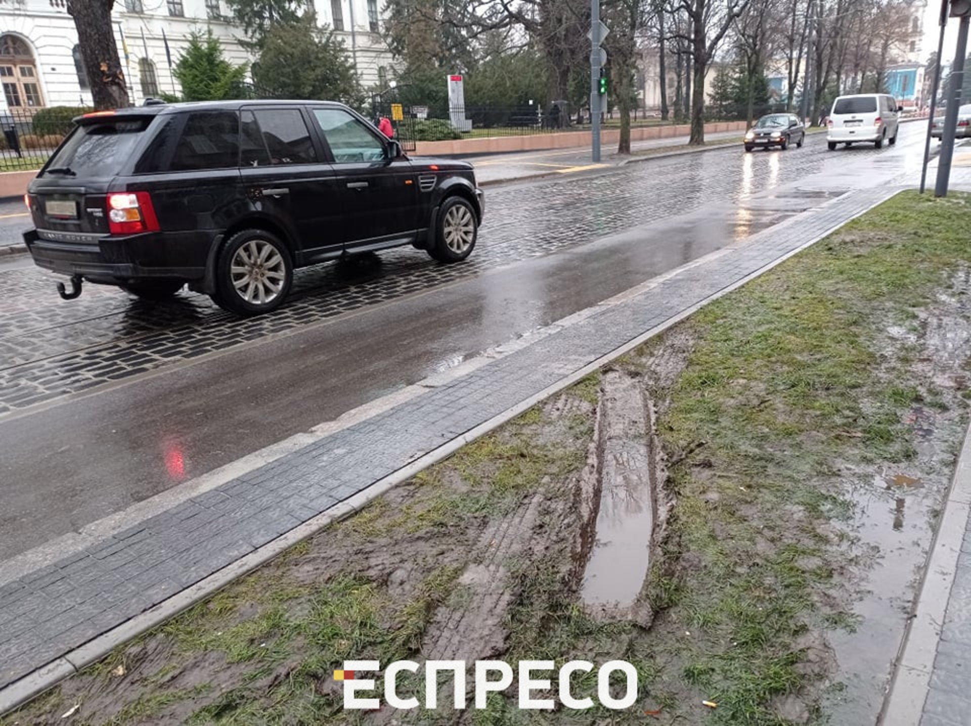 У Львові на вулиці Степана Бандери не зробили стоки води