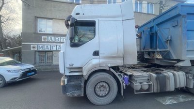 У Золочеві вантажівка травмувала жінку