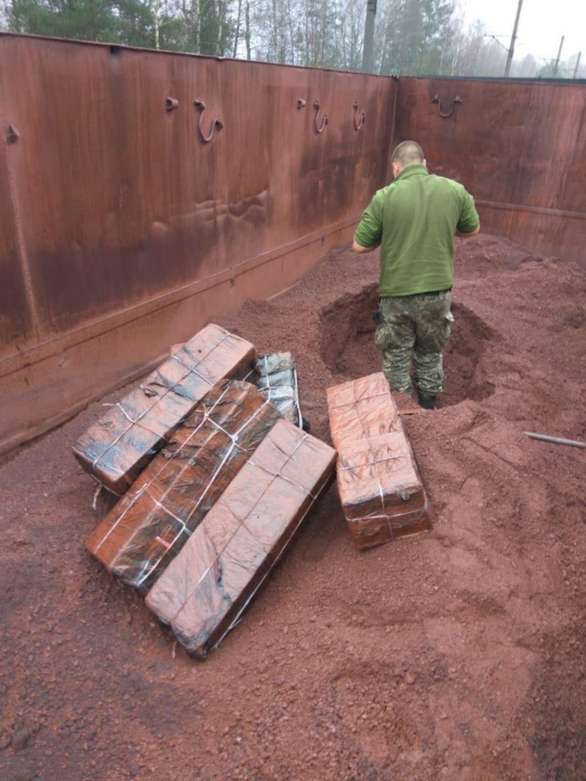 Прикордонники львівського загону виявили на Волині чергову партію цигарок. Фото прес-служба Львівського прикордонного загону