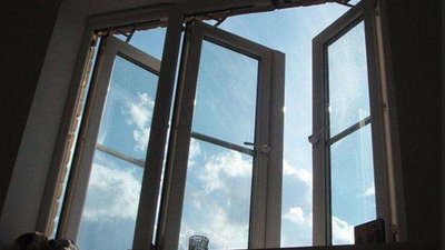 У Львові з вікна багатоповерхівки випала жінка (ФОТО)
