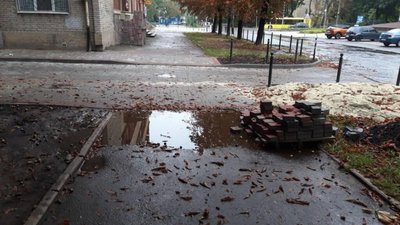 У Львові після зниження тротуару утворилась калюжа (ФОТО)