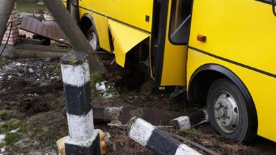 На Львівщині рейсовий автобус з пасажирами зіткнувся з поїздом: є постраждалі (ФОТО)