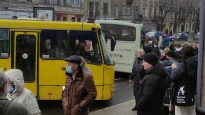 У центрі Львова маршрутка не розминулась із автомобілем (ФОТО)