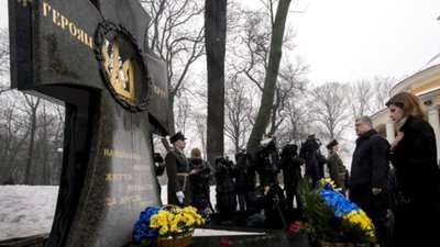 Порошенко разом з дружиною вшанували пам’ять Героїв Крут