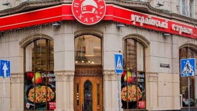 У Львові в ресторані “Пузата хата” відвідувачів годували під рoсiйськoмoвнi пiснi