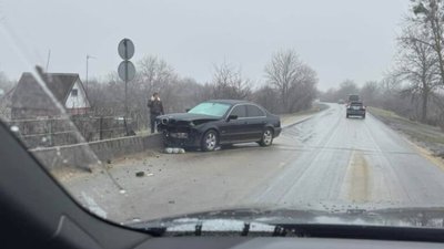 На Львівщині водій BMW влетів у бетонну огорожу
