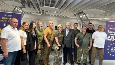 Порошенко гуляє на площі Ринок