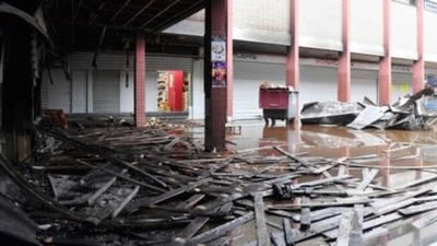 У передмісті Парижа невідомі спалили кошерний магазин