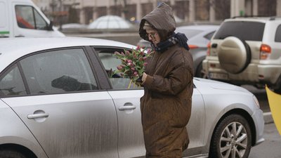 У Києві випадковим перехожим роздали 5000 тюльпанів (ФОТО, ВІДЕО)