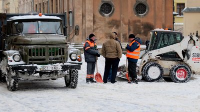 Чиновники Садового прибирають Львів від снігу (ФОТОРЕПОРТАЖ, ВІДЕО)