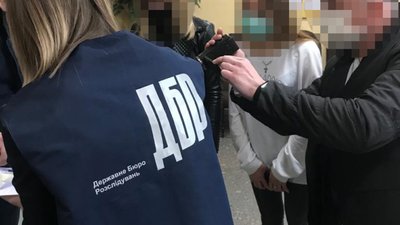 ДБР затримало на хабарі посадовицю Нацполіції (ФОТО)