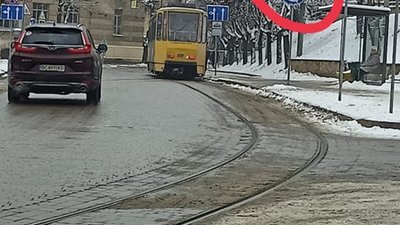 У Львові на одній із вулиць просять навести лад із дорожніми знаками (ФОТО)