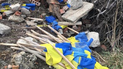На Львівщині невідомі викинули на смітник десятки державних прапорів України (ВІДЕО)