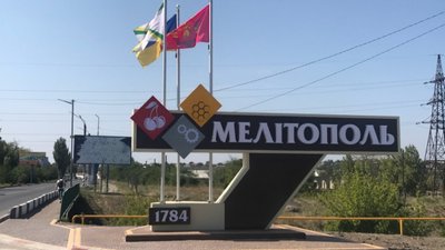 В окупованому Мелітополі партизани розклеюють проукраїнські листівки (ВІДЕО)