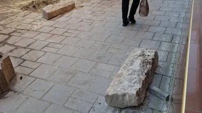 У Львові комунальники на три місяці забули про розритий тротуар