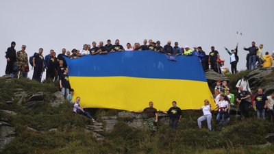 На Львівщині депутати піднялись на гору Пікуй (ФОТО)