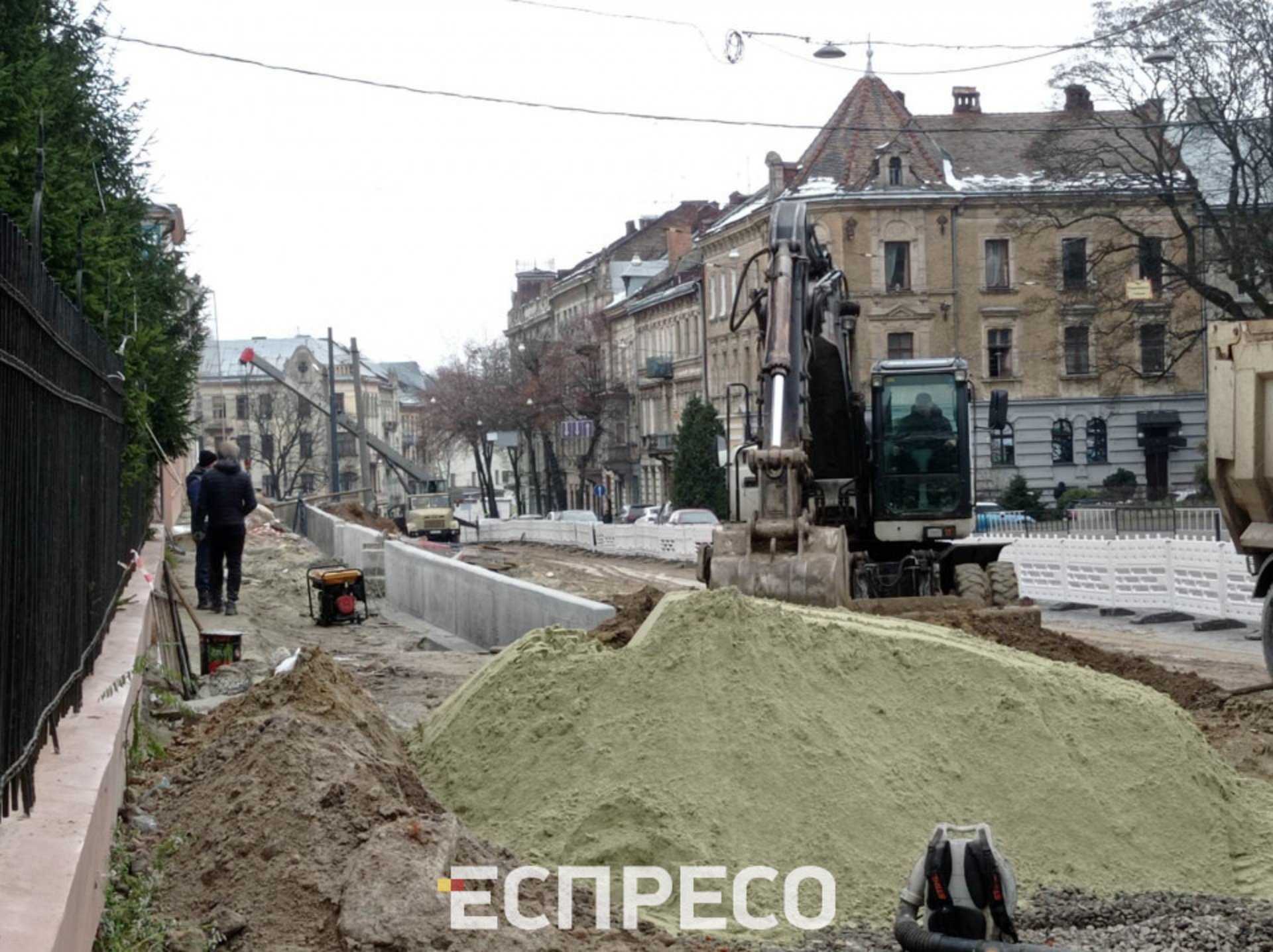 У Львові на вулиці Бандери майже повністю встановили нову підпірну стінку