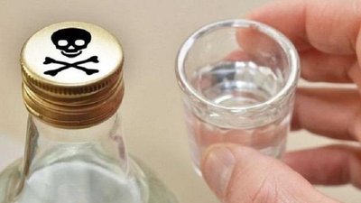 Небезпечна «халява»: на Львівщині чоловік потрапив до лікарні, хильнувши з пляшки знайденої в полі