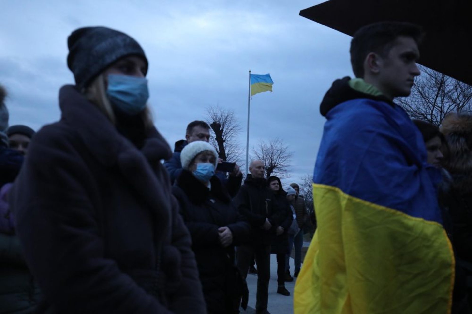 У Львові в пам'ять про Героїв Небесної Сотні в небо зринули десятки світлових променів, фото ЛМР