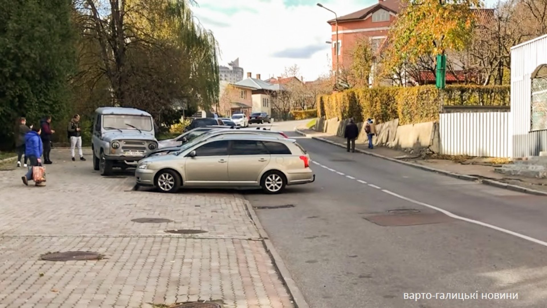 У Трускавці припарковане без гальма авто котилось і розбило чотири машини