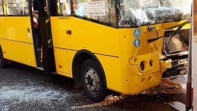 Як у Львові не розминулись дві маршрутки (ФОТО)