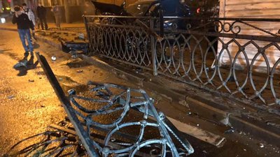 У Рівному автомобіль влетів в огорожу (ФОТО)