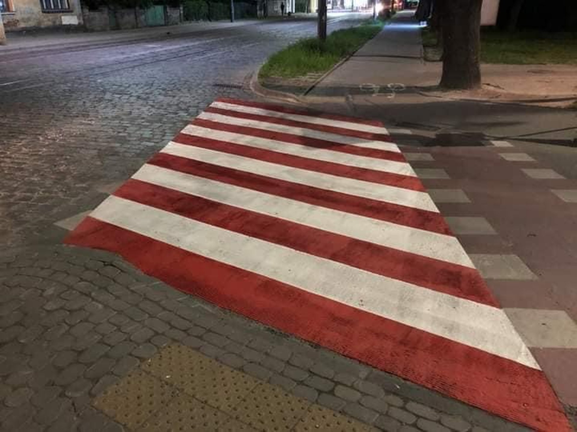 Як у Львові комунальники малюють розмітку, фото Yura Kobernyk