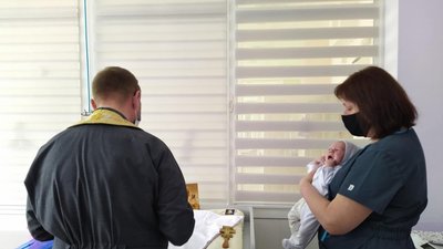 Хлопчика, якого залишили у "Вікні життя" львівської лікарні, охрестили (ФОТО)