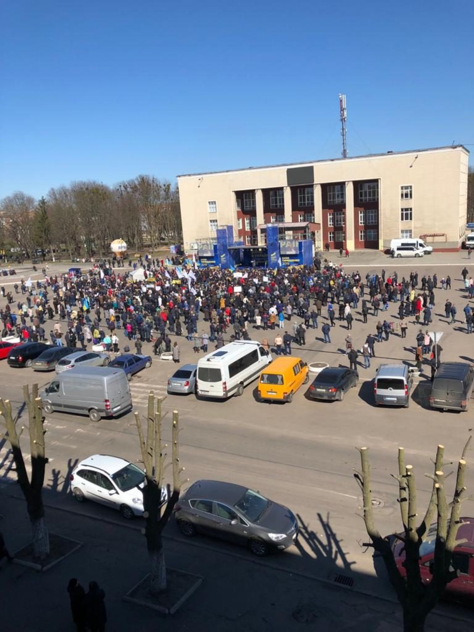 На мiтинг Тимошенко у Червонограді звезли людей. Фото: 4studio.