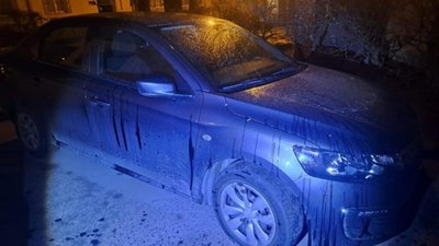 У Львові автомобілі пошкодили невідомою речовиною (ФОТО)
