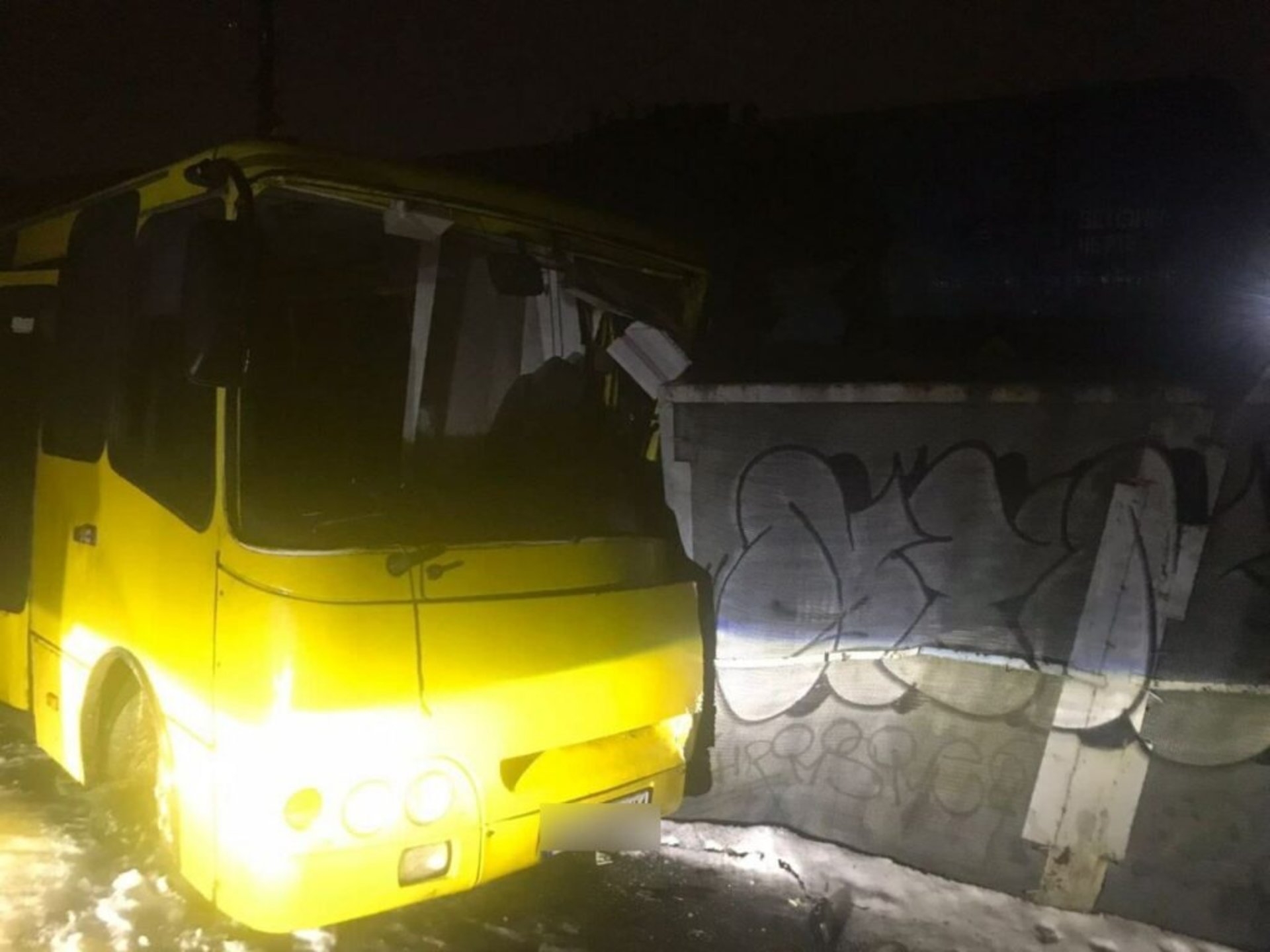 Під Києвом електропоїзд протаранив маршрутку