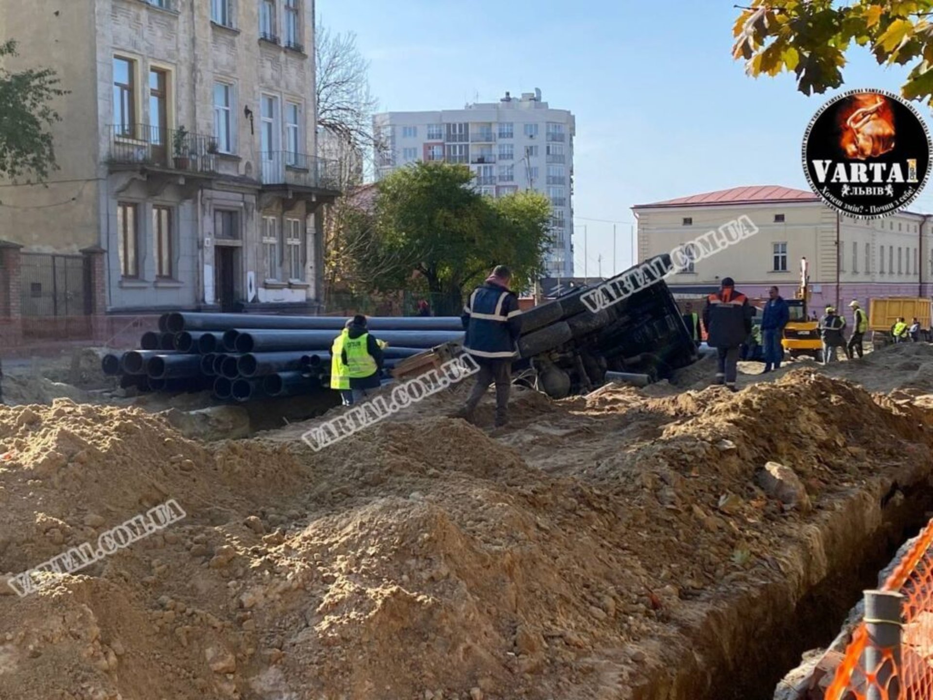 У Львові перекинулася вантажівка, фото Варта-1