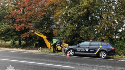 Львівські патрульні ліквідували самовільно облаштований заїзд та виїзд біля села Оброшине