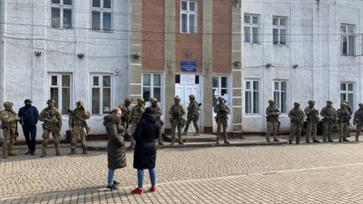 Приміщення окружної виборчої комісії № 87 у Надвірній на Франківщині оточили спецпризначенці (ВІДЕО)