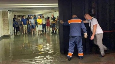 Злива у Києві затопила вулиці та станції метро (ФОТО, ВІДЕО)