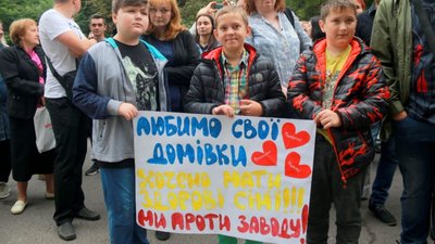 Під стінами Львівської ОДА активісти вимагали покарати брехливі ЗМІ та заборонити будівництво цинкового заводу у Винниках (ФОТО)