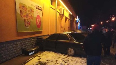 У Червонограді п‘яний водій іномарки протаранив стіну супермаркету