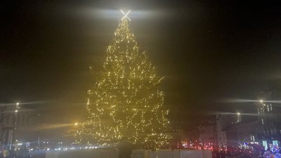 У Львові ялинка працює під звуки генератора (ВІДЕО)