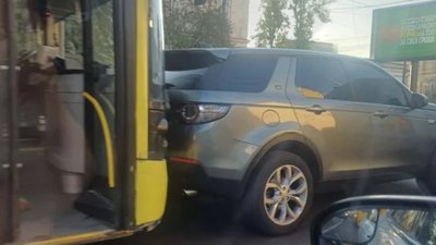 У Львові аварія паралізувала популярну вулицю