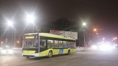 У Львові на перехресті зупинився тролейбус (ФОТО)